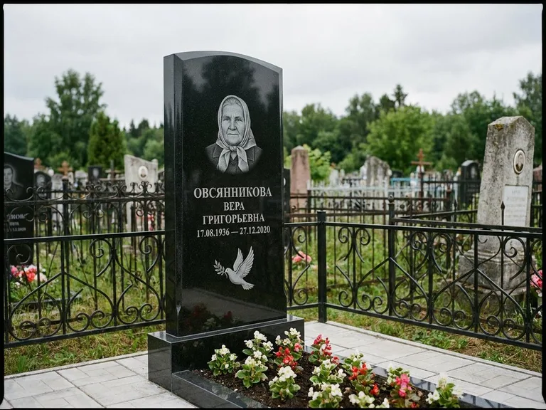 Памятник с гравировкой голубей — гравировка голубя с оливковой ветвью рядом с эпитафией, работа «Овсянникова» в Тольятти