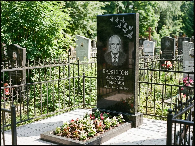 Памятник с гравировкой голубей — гравировка стаи голубей, взлетающей от угла стелы, работа «Баженов» в Тольятти