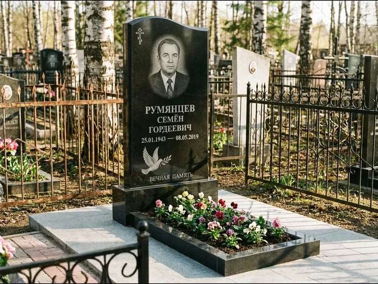 Памятник с гравировкой голубей — гравировка голубя с оливковой ветвью рядом с эпитафией, работа «Румянцев» в Тольятти