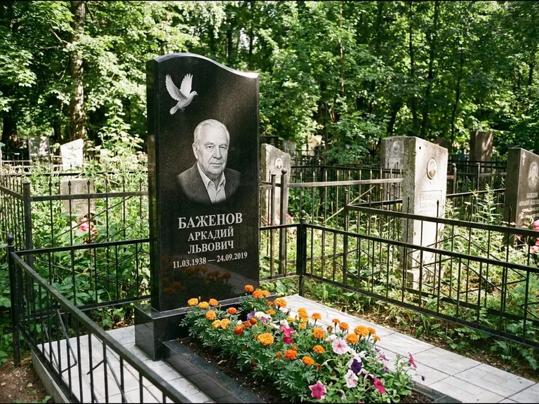 Памятник с гравировкой голубей — белая гравировка взлетающего голубя над портретом, работа «Баженов» в Тольятти