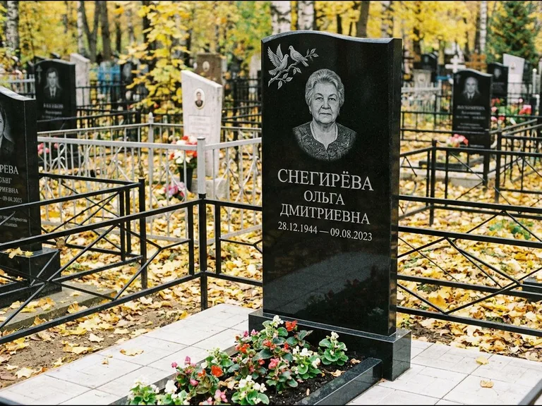 Памятник с гравировкой голубей — гравировка пары голубей на ветке в верхнем углу стелы, работа «Снегирёва» в Тольятти