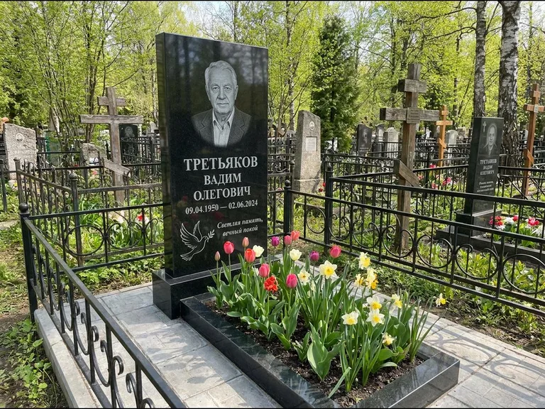 Памятник с гравировкой голубей — гравировка голубя с оливковой ветвью рядом с эпитафией, работа «Третьяков» в Тольятти