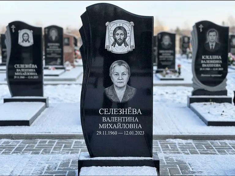 Памятник с гравировкой иконы — Казанская икона Божией Матери на стеле, работа «Одинцов» в Тольятти