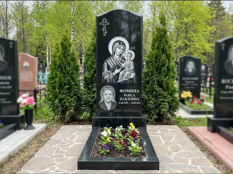 Памятник с гравировкой иконы — икона в резном киоте, работа «Гущин» в Тольятти