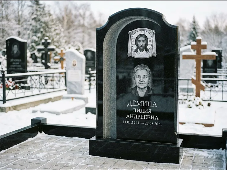 Памятник с гравировкой иконы: гранёный восьмиугольный обелиск с крестом — гравировка Николая Чудотворца, семейный участок с гранитной скамьёй, работа «Зотов» в Тольятти