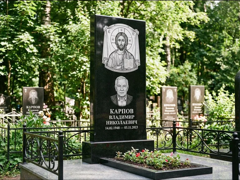 Памятник с гравировкой иконы: широкая двойная семейная стела — золочёный нимб на образе, цветник с красными розами, работа «Воронцова» в Тольятти