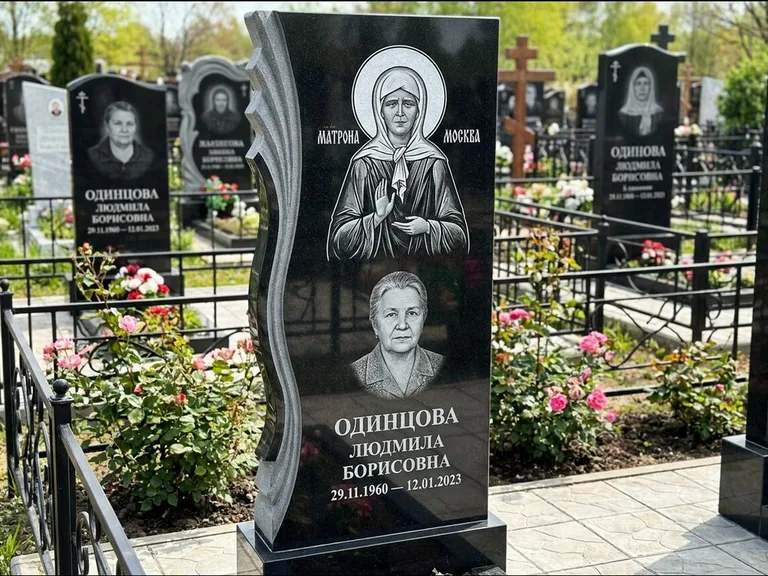 Памятник с гравировкой иконы: ступенчатая двухуровневая стела — Архангел Михаил на стеле, каменная дорожка из плитняка, работа «Одинцов» в Тольятти