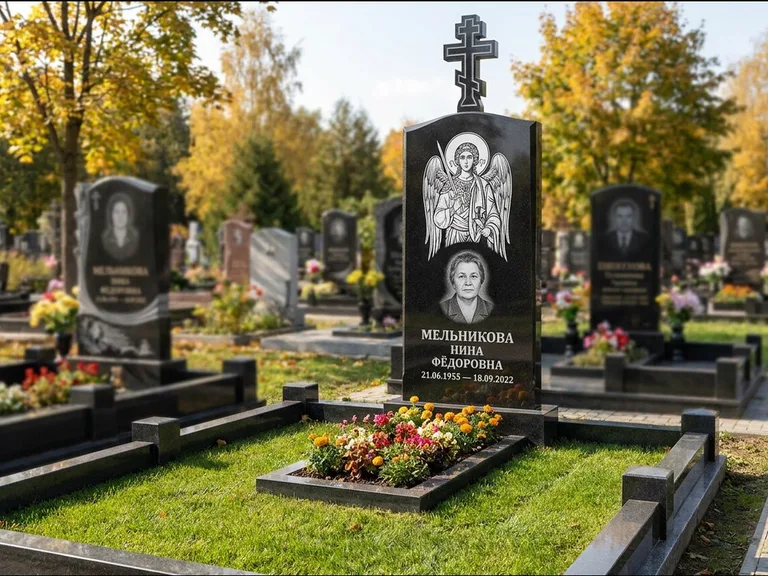 Памятник с гравировкой иконы: округлая стела-медальон с ликом — гравировка Богородицы «Семистрельная», луговые травы и полевые цветы за участком, работа «Гущин» в Тольятти