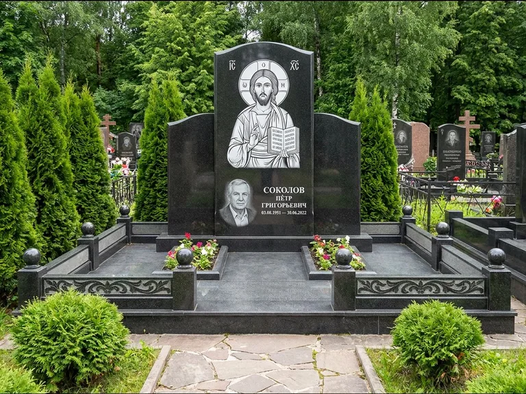 Памятник с гравировкой иконы: широкая горизонтальная лежачая плита-стела — икона в резной рамке-киоте, серая гравийная отсыпка с бордюром, работа «Богданова» в Тольятти