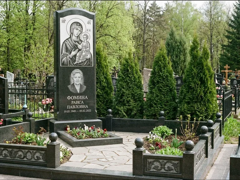 Памятник с гравировкой иконы: высокий гранёный обелиск с крестом-навершием — гравировка образа Матроны Московской, открытый участок без ограды, работа «Третьяков» в Тольятти