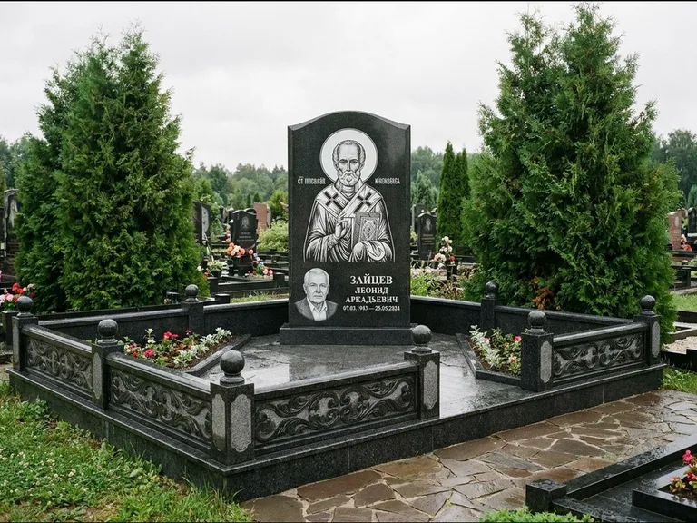 Памятник с гравировкой иконы: стела с гранитным столиком и скамьёй — Архангел Михаил на стеле, семейный участок с плиткой, работа «Верещагина» в Тольятти