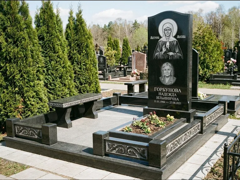 Памятник с гравировкой иконы: стела в форме раскрытой книги с образом — гравировка образа Спасителя, цоколь тёмной плиткой, работа «Зотов» в Тольятти