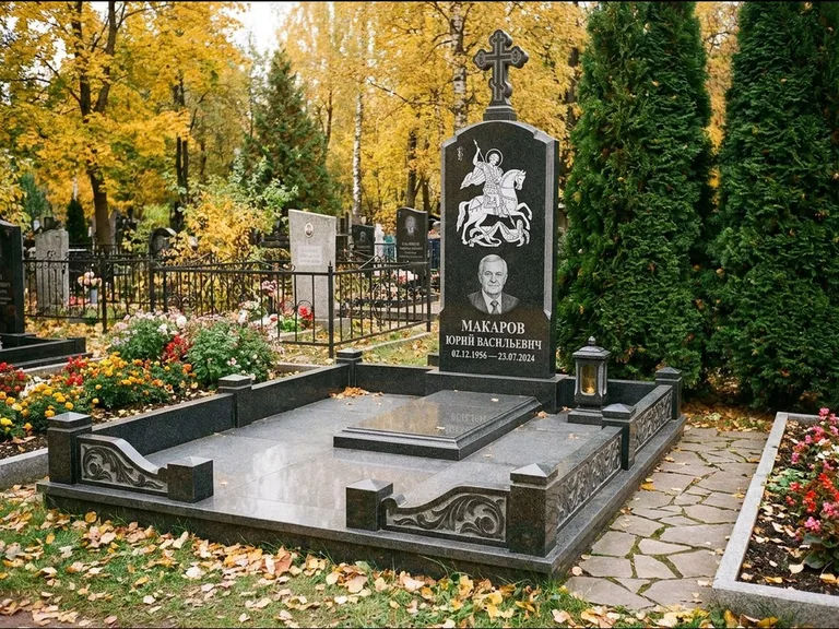 Памятник с гравировкой иконы: ступенчатая трёхуровневая стела — золочёный нимб на образе, дорожка из природного плитняка, работа «Лебедева» в Тольятти