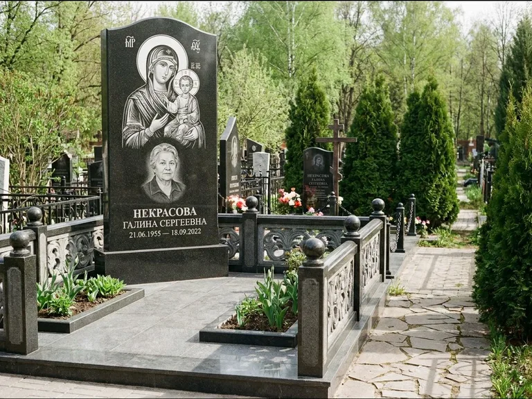 Памятник с гравировкой иконы: полукруглая стела с купольным навершием — Архангел Михаил на стеле, заснеженный зимний участок, работа «Гущин» в Тольятти