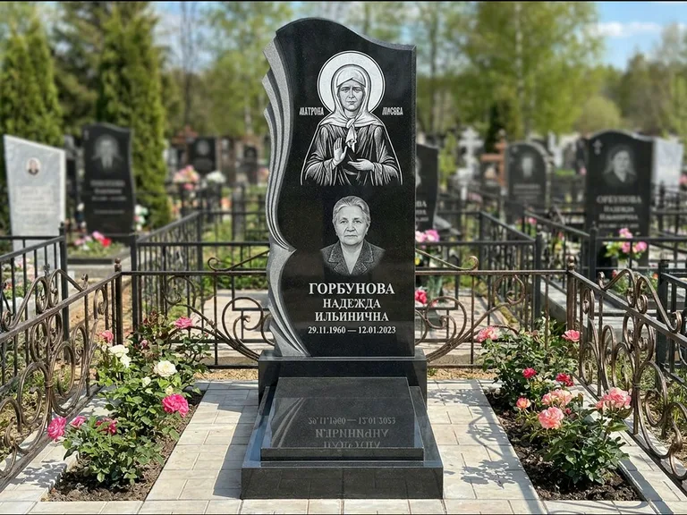 Памятник с гравировкой иконы — икона в резном киоте, работа «Одинцов» в Тольятти