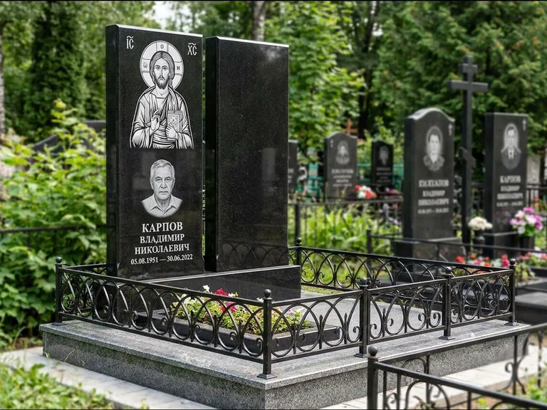 Памятник с гравировкой иконы — Казанская икона Божией Матери на стеле, работа «Богданова» в Тольятти