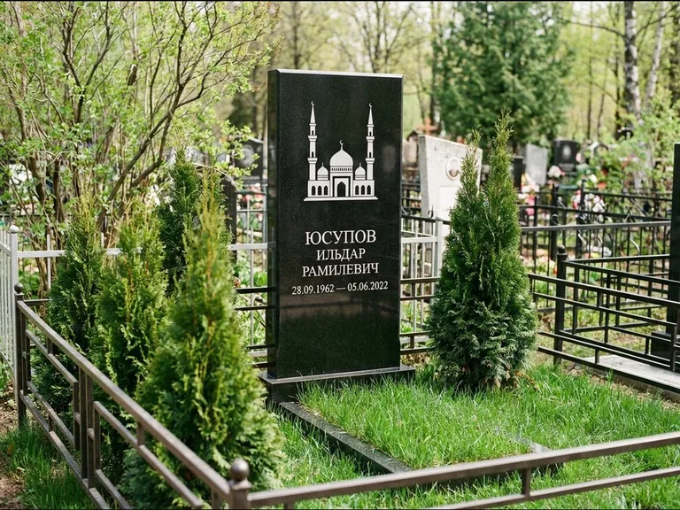 Мусульманский памятник с гравировкой мечети — силуэт мечети с двумя минаретами над именем, работа «Юсупов» в Тольятти