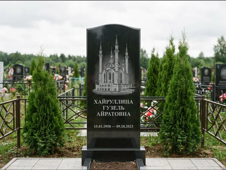Мусульманский памятник с гравировкой мечети — мечеть Кул-Шариф на обороте стелы, работа «Хайруллина» в Тольятти