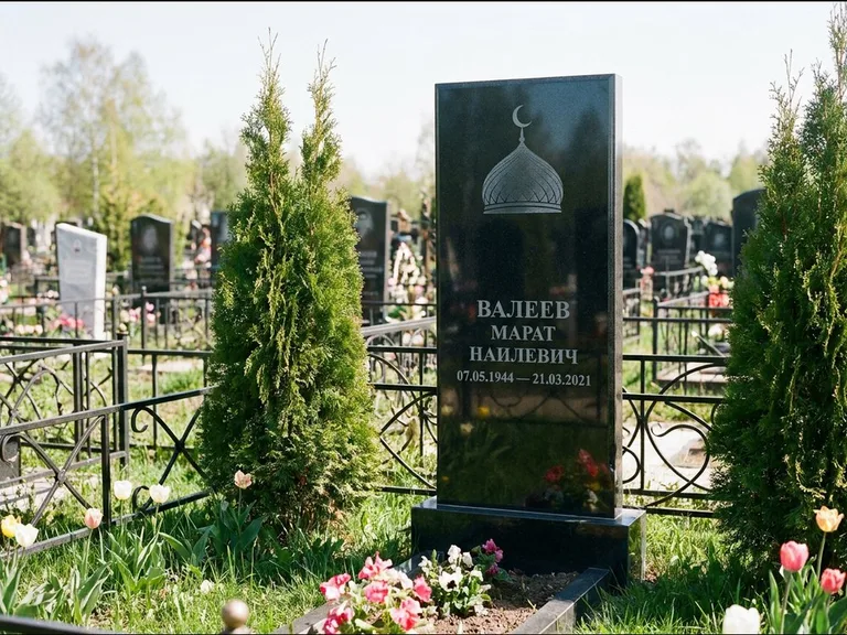 Мусульманский памятник с гравировкой мечети — купол с полумесяцем в верхней части, работа «Валеев» в Тольятти