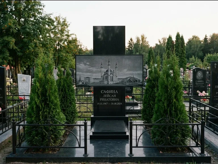 Мусульманский памятник с гравировкой мечети — панорама мечети во всю ширину стелы, работа «Сафина» в Тольятти