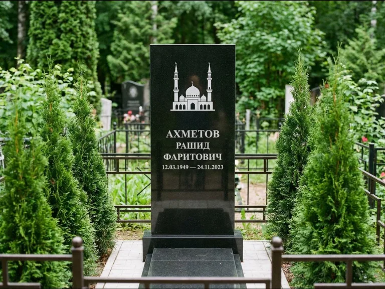 Мусульманский памятник с гравировкой мечети — силуэт мечети с двумя минаретами над именем, работа «Ахметов» в Тольятти