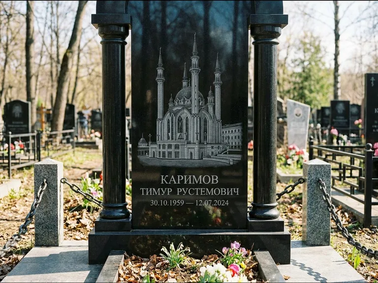 Мусульманский памятник с гравировкой мечети: стела с колоннами-минаретами по бокам — детализированная гравировка мечети Кул-Шариф, гранитные столбики с провисающей цепью, работа «Каримов» в Тольятти