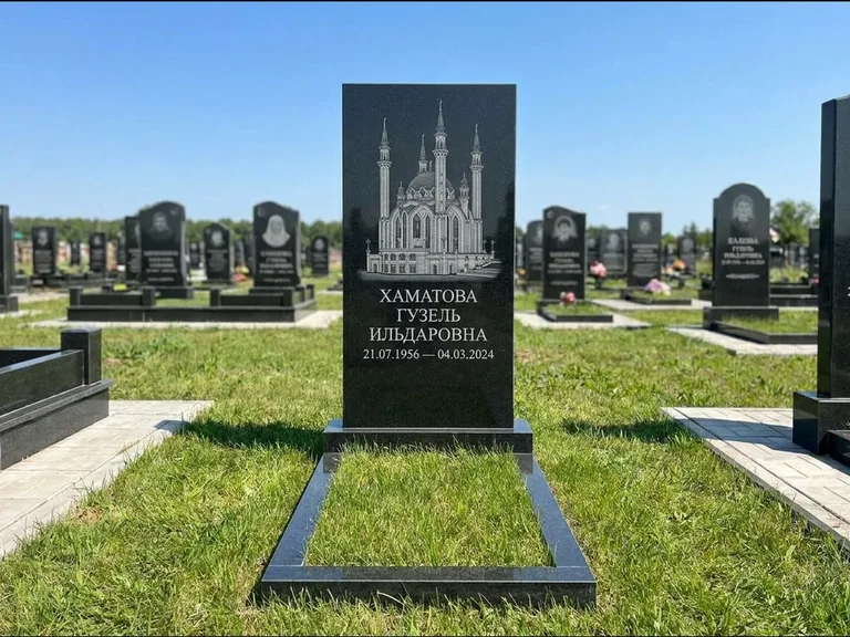 Мусульманский памятник с гравировкой мечети: небольшая скромная одиночная стела — золочёная гравировка мечети, аккуратный участок с газоном, работа «Нигматуллина» в Тольятти
