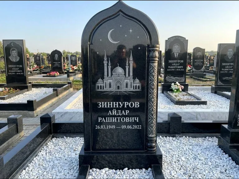 Мусульманский памятник с гравировкой мечети: стела с михраб-верхом и резной боковой колонной — детализированная гравировка мечети Кул-Шариф, белая мраморная крошка, работа «Ахметов» в Тольятти