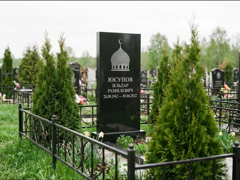 Мусульманский памятник с гравировкой мечети — купол с полумесяцем в верхней части, работа «Юсупов» в Тольятти
