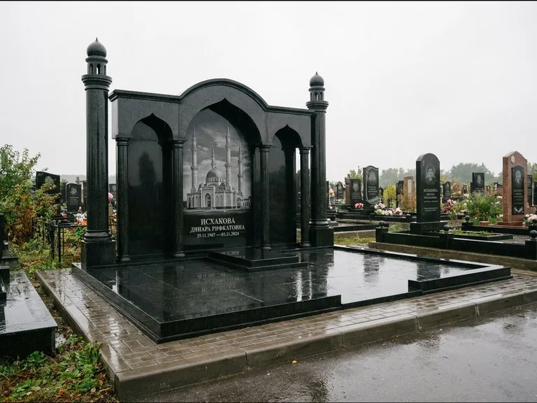 Мусульманский памятник с гравировкой мечети: семейный мемориал с колоннами-минаретами и аркой — золочёная гравировка мечети, большая мощёная площадка, работа «Абдуллаева» в Тольятти