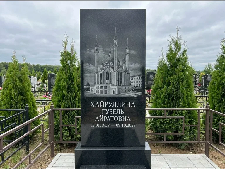 Мусульманский памятник с гравировкой мечети — панорама мечети во всю ширину стелы, работа «Хайруллина» в Тольятти