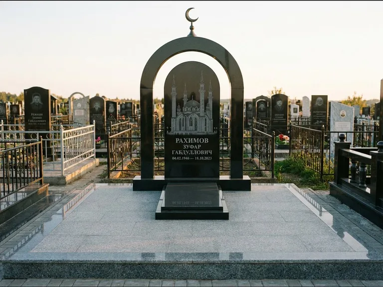 Мусульманский памятник с гравировкой мечети: монументальная стела-арка с полумесяцем на вершине — детализированная гравировка мечети Кул-Шариф, мощёная гранитная площадка с бордюром, работа «Юсупов» в Тольятти