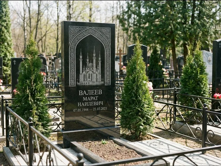 Мусульманский памятник с гравировкой мечети — мечеть в восточной арке с орнаментом, работа «Валеев» в Тольятти