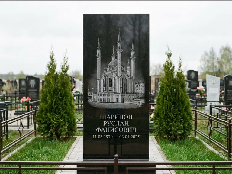 Мусульманский памятник с гравировкой мечети — мечеть Кул-Шариф на обороте стелы, работа «Шарипов» в Тольятти