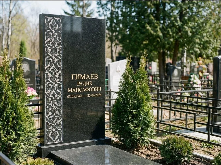Мусульманский памятник — колонна ислими по краю стелы, работа «Гимаев» в Тольятти
