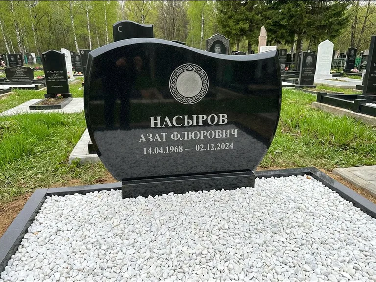 Мусульманский памятник: стела с волнообразным скошенным верхом — гравировка мечети под полумесяцем и звёздами, белая мраморная крошка с бордюром, работа «Насыров» в Тольятти