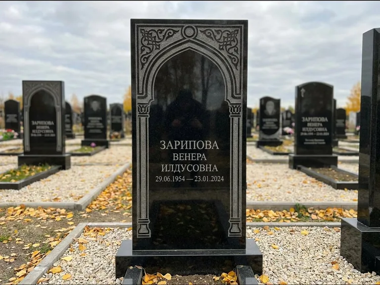 Мусульманский памятник: фигурная стела с михраб-нишей — гравировка мечети в михраб-арке с орнаментом, светлая гравийная отсыпка, работа «Зарипова» в Тольятти