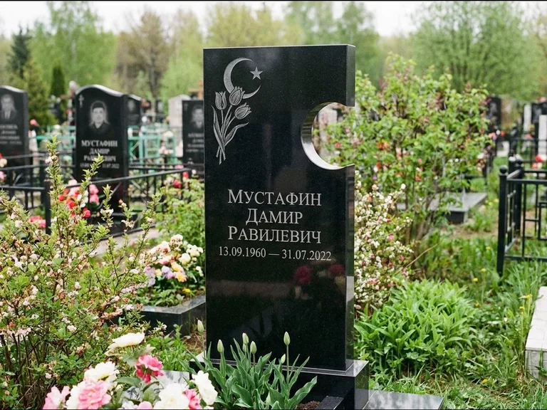 Мусульманский памятник: стела с боковым вырезом в форме полумесяца — гравировка минарета с полумесяцем, низкие кусты в цвету, работа «Мустафин» в Тольятти