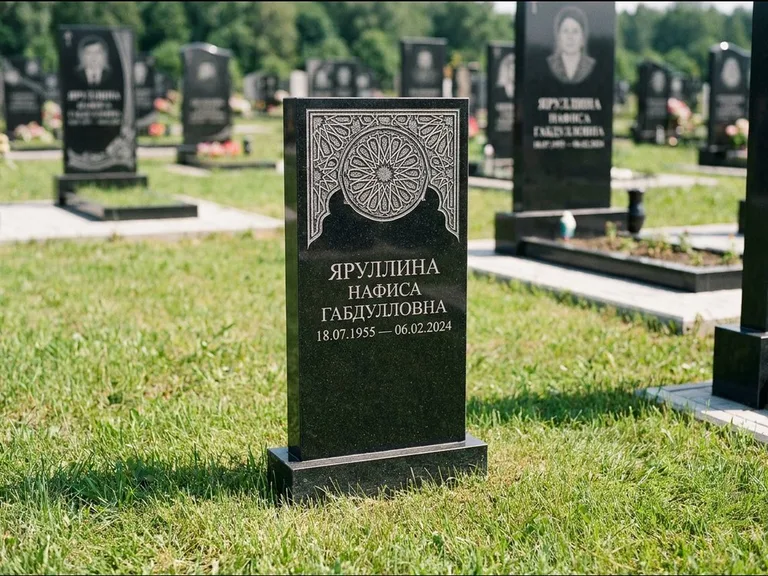 Мусульманский памятник: небольшая скромная невысокая стела — золочёная гравировка мечети, аккуратный участок с газоном, работа «Фахрутдинова» в Тольятти