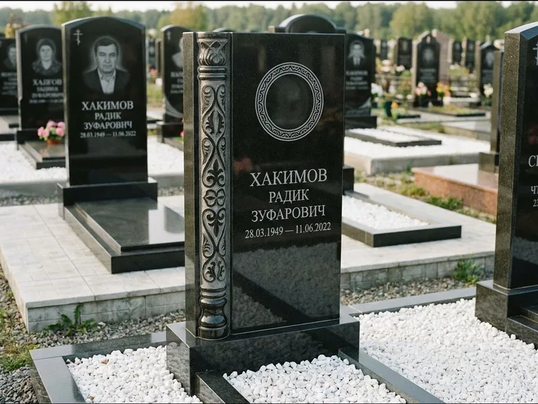 Мусульманский памятник: стела с боковой резной орнаментальной колонной — детализированная гравировка мечети Кул-Шариф, белая мраморная крошка, работа «Хабибуллин» в Тольятти