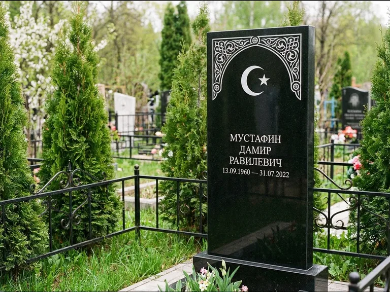 Мусульманский памятник — полумесяц со звездой и орнамент-бордюр, работа «Мустафин» в Тольятти