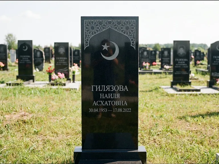 Мусульманский памятник: узкая вертикальная стела-пилон с полумесяцем — гравировка мечети в михраб-арке с орнаментом, открытая лужайка без ограды, работа «Ибрагимова» в Тольятти