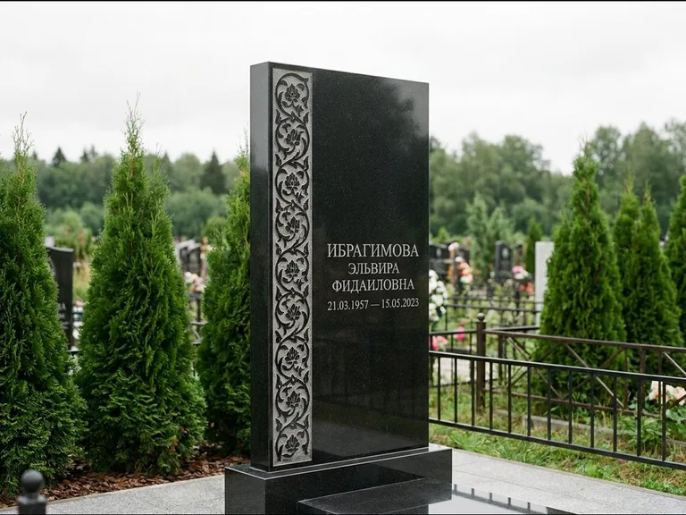 Мусульманский памятник — колонна ислими по краю стелы, работа «Ибрагимова» в Тольятти