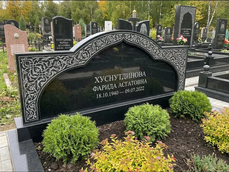 Мусульманский памятник: вытянутая горизонтальная семейная стела с аркой — белая гравировка силуэта мечети с минаретами, участок с декоративными кустами, работа «Зарипова» в Тольятти