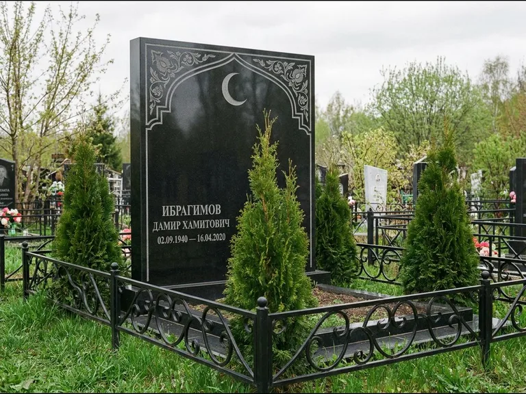 Памятник с гравировкой полумесяца — гравировка полумесяца в восточной арке с орнаментом, работа «Ибрагимов» в Тольятти