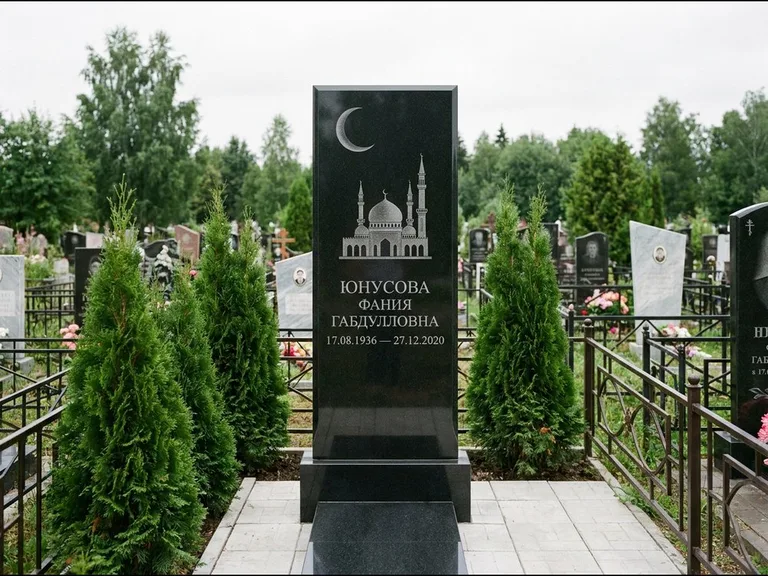 Памятник с гравировкой полумесяца — гравировка полумесяца над силуэтом мечети, работа «Юнусова» в Тольятти