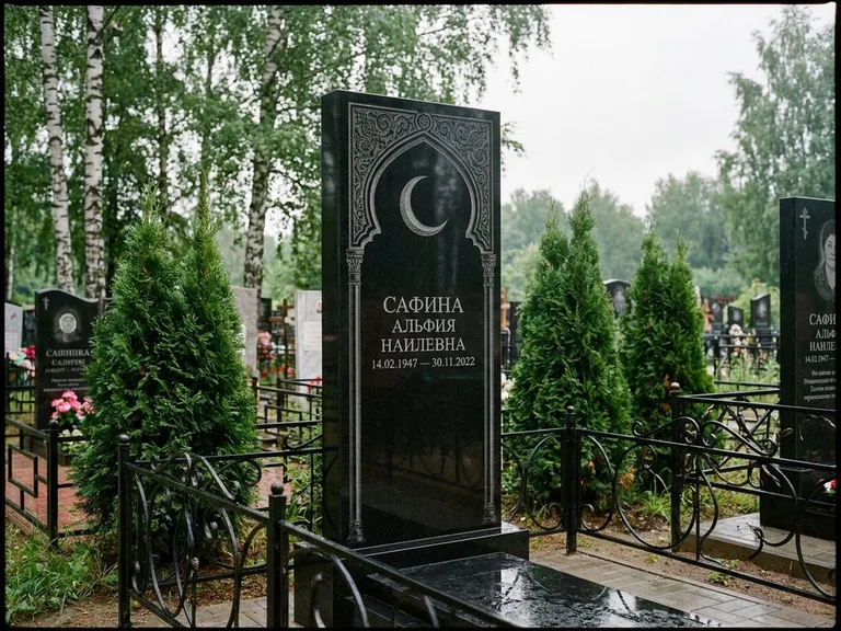 Памятник с гравировкой полумесяца — гравировка полумесяца в восточной арке с орнаментом, работа «Сафина» в Тольятти
