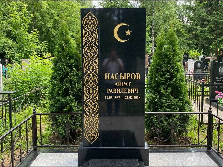 Памятник с гравировкой полумесяца — золочёный полумесяц и колонна растительного орнамента-ислими, работа «Насыров» в Тольятти
