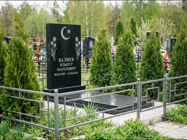 Памятник с гравировкой полумесяца — гравировка полумесяца со звездой и тюльпанами по бокам, работа «Валиев» в Тольятти