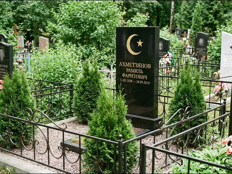 Памятник с гравировкой полумесяца — золочёная гравировка полумесяца со звездой в верхней части с, работа «Ахметзянов» в Тольятти